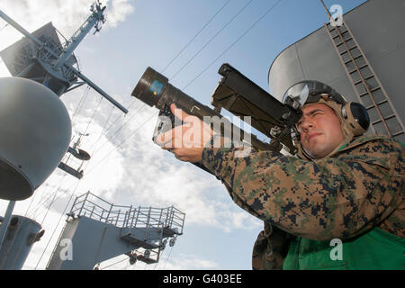 Soldat Praktiken verfolgen mit einer Trainer-Version von einem Stinger-Raketenwerfer. Stockfoto