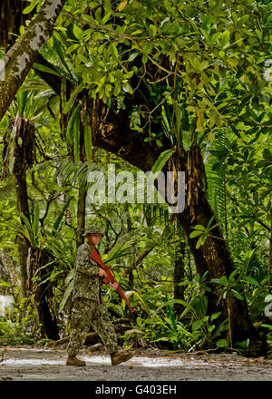 Soldat führt eine Patrouille in Diego Garcia. Stockfoto