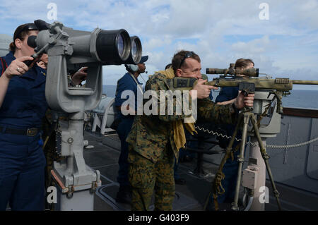 Matrosen und Marinesoldaten in einem Besuch, Board, Durchsuchung und Beschlagnahme zu beteiligen. Stockfoto