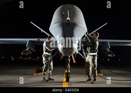 Flieger bereiten eine MQ-9 Reaper für Flug. Stockfoto