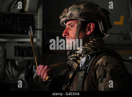 Ein Fallschirmjäger von der italienischen Armee wartet auf Genehmigung der Sprung. Stockfoto