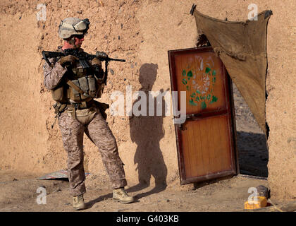 US-Marine sorgt für Sicherheit während einer Patrouille in Afghanistan. Stockfoto