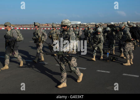 US-Soldaten und Ostafrika Response Force Soldaten im Camp Lemonnier. Stockfoto