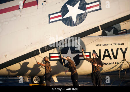Flieger Waschen ein E - 2C Hawkeye Flugzeug. Stockfoto