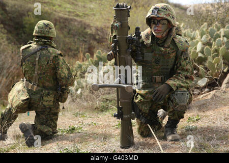 Japan Ground Self-Defense Force Soldaten teilnehmen an simulierten Kampf. Stockfoto