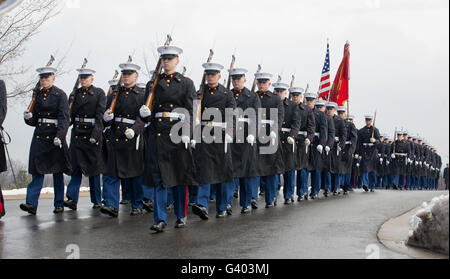 US-Marines teilnehmen an eine Trauerfeier auf dem Arlington Nationalfriedhof. Stockfoto