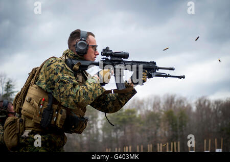 US-Marine die M27 Infantry automatisches Gewehr abfeuern. Stockfoto