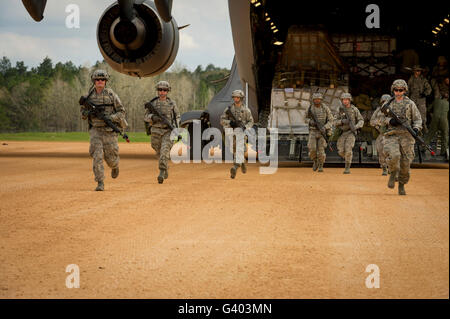 US-aeromedical Evakuierung Flieger Ausgang einer c-17 Globemaster III. Stockfoto