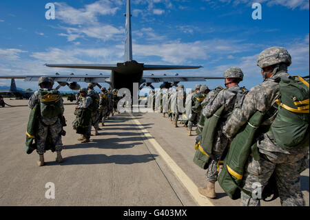 US Army Fallschirmjäger bereiten Sie während des Trainings eine gemeinsame gewaltsame Eintrag springen. Stockfoto