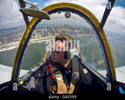 Airman Fliesin eine Jakowlew Jak-52 Demonstration Flugzeug über Atlantic City. Stockfoto