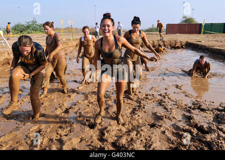 Konkurrenten entstehen aus eine Schlammgrube am Camp Lemonier, Dschibuti. Stockfoto