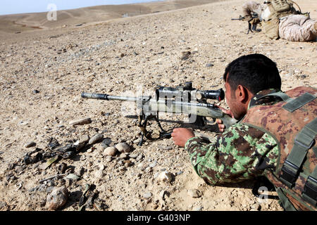 Ein Afghan National Army Soldat feuert eine M40A5 Gewehr. Stockfoto