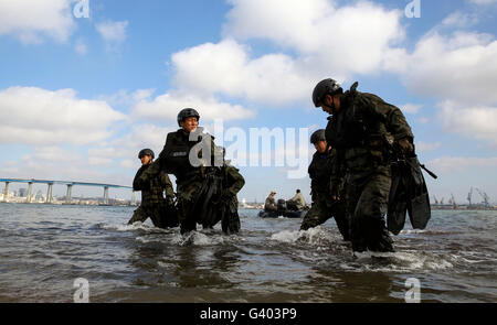 Soldaten mit der Japan Ground Self-Defense Force machen ihren Weg in Seal Beach. Stockfoto