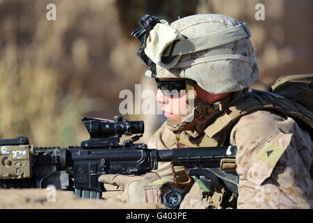 US-Marine sorgt für Sicherheit während einer Patrouille in Afghanistan. Stockfoto