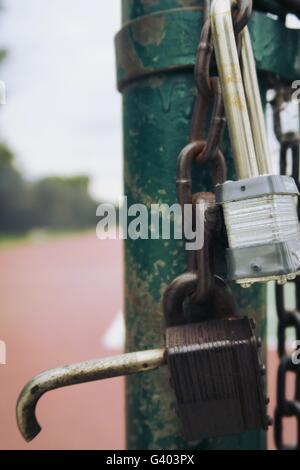 Kaputten Schloss, offene Tür Stockfoto