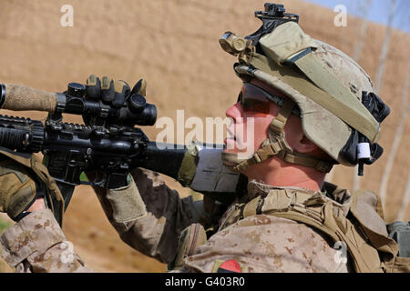 US-Marine sorgt für Sicherheit während einer Patrouille in Afghanistan. Stockfoto