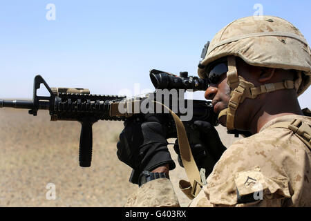 US-Marine hält Sicherheit während einer Patrouille in Afghanistan. Stockfoto