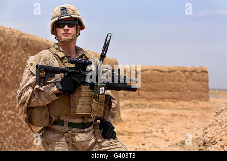 US-Marine hält Sicherheit während einer Patrouille in Afghanistan. Stockfoto