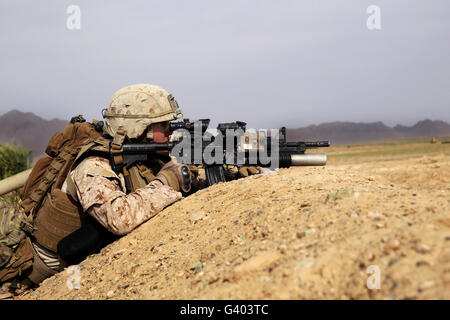 US-Marine bietet Sicherheit aus der Berme eines Feldes in Afghanistan. Stockfoto