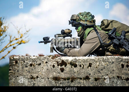 Ein österreichischer Soldat bietet Sicherheit in Deutschland. Stockfoto