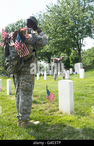 US-Armeesoldaten stellen Fahnen vor der Grabstätten auf dem Arlington National Cemetery. Stockfoto