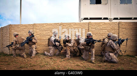 US-Marines bieten Sicherheit außerhalb einer mehrschaligen Wand. Stockfoto