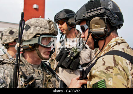 Ein US-Army Fallschirmjäger koordiniert eine Luftbrücke mit einem taktischen US-Air Force-Controller. Stockfoto