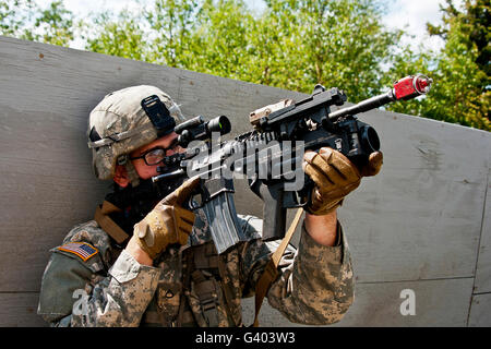 Ein US-Army Fallschirmjäger bietet Sicherheit in einem mock Dorf. Stockfoto