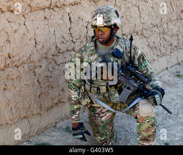 US-Armee Soldaten sorgt für Sicherheit während einer Patrouille in Afghanistan. Stockfoto