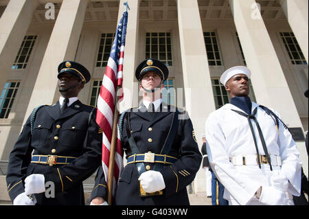 Mitglieder von der Ehrengarde stehen stramm vor dem Pentagon. Stockfoto