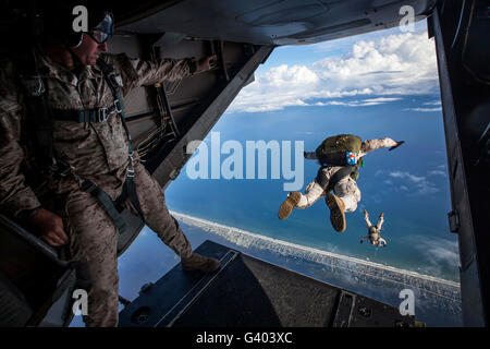 Force Reconnaissance Marines führen einen HALO-Sprung von einer MV-22 Osprey. Stockfoto