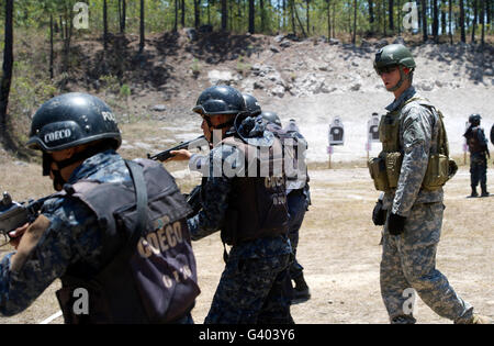 Ein Green Beret geht mit TIGRES Auszubildende beim fortgeschrittenen Gewehr Training. Stockfoto