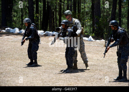 Ein Green Beret weist TIGRES Auszubildende beim fortgeschrittenen Gewehr Training. Stockfoto