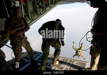 Sondereinsätze Jumper verlassen eine c-130-Flugzeug über Florida. Stockfoto