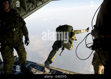 Sondereinsätze Jumper verlassen eine c-130-Flugzeug über Florida. Stockfoto