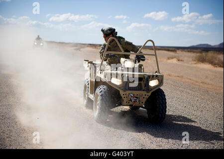 Ein US-Soldat führt Offroad-Manöver mit einem LTATV. Stockfoto