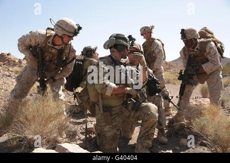 Soldaten zu diskutieren Strategie während des Trainings eine taktische Erholung. Stockfoto