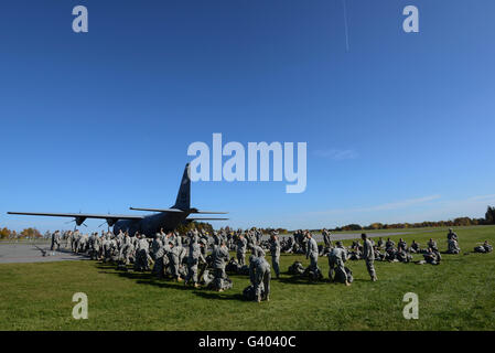 US-Armee Soldaten führen vor Sprung Inspektionen vor einem Kampftraining Sprung. Stockfoto