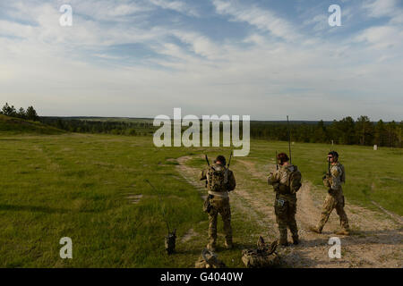 US Air Force combat Controller vorbereiten Bereich einer live-Feuer-Mission. Stockfoto