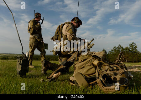 US Air Force combat Controller vorbereiten Bereich einer live-Feuer-Mission. Stockfoto