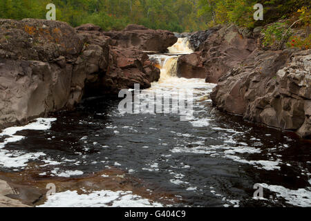 Wasserfall auf Temperance River entlang Superior Wanderweg, Temperance River State Park, Minnesota Stockfoto