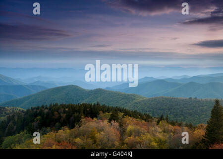 Blick auf eine klassische Blue Ridge-Ansicht in der Abenddämmerung von der Cowee Mountain Overlook entlang der Blue Ridge Parkway Stockfoto