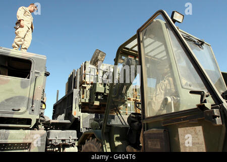 Eine Marine-Besatzung einen Front-loading Gabelstapler manövriert eine Palette mit Mörsergranaten. Stockfoto