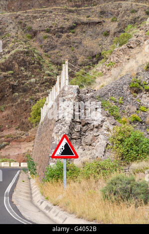 Straßenschild Warnung, Vorsicht Steinschlag, Schutzbarriere Stockfoto