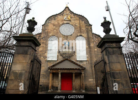 Canongate Kirk auf der Royal Mile in Edinburgh, die Kirk of Holyroodhouse und Edinburgh Castle. Die Kirche wird von der königlichen Familie während der Residenz in Holyroodhouse verwendet. Stockfoto