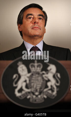 Der französische Premierminister Francois Fillon bei einer Pressekonferenz in der Downing Street in London mit Premierminister David Cameron (nicht im Bild). Stockfoto