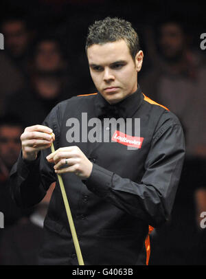 Jamie Cope in Aktion gegen Mark King während der Ladbrokes Mobile Masters in der Wembley Arena, London. Stockfoto