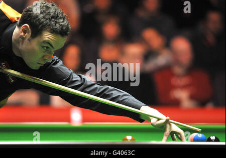 Jamie Cope in Aktion gegen Mark King während der Ladbrokes Mobile Masters in der Wembley Arena, London. Stockfoto