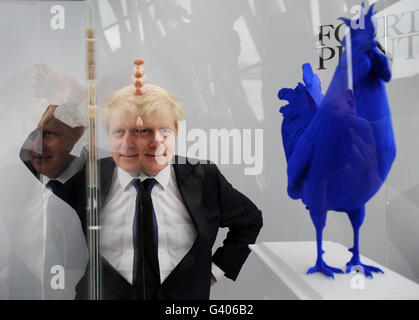 Der Londoner Bürgermeister Boris Johnson enthüllte mit einer Skulptur eines blauen Hahns die nächsten beiden Aufträge für den vierten Sockel am Trafalgar Square, zu dem der Hahn (im Bild) von Katharina Fritsch und ein Junge auf einem Schaukelpferd namens Powerless Structures von Michael Elmgreen und Ingar Dragset gehören. Stockfoto