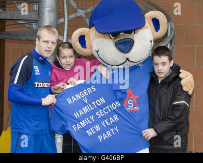 SONDERBILD - AUSSCHLIESSLICH ÜBER DIE PRESS ASSOCIATION ZUR VERWENDUNG DURCH NATIONALE UND REGIONALE ZEITUNGEN VERÖFFENTLICHT - NUR IN GROSSBRITANNIEN UND IRLAND. KEINE VERKÄUFE. Steven Naismith von den Rangers wirbt am Samstag mit Marc und Shannon MacDonald für die Neujahrsparty am Familienstand in Ibrox. Bilddatum: Freitag, 14. Januar 2011. Das Foto sollte lauten: Aileen Wilson/Rangers FC/PA. FÜR WEITERE RANGERS-BILDER ODER DIE LIZENZIERUNG DIESER BILDER FÜR ANDERE ZWECKE WENDEN SIE SICH BITTE AN EMPICS - 0115 844 7447 ODER INFO@EMPICS.COM Stockfoto